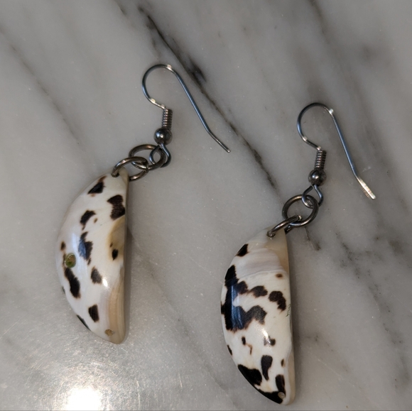 West Indian Magpie shell earrings - handmade in the Caribbean - Picture 1 of 14